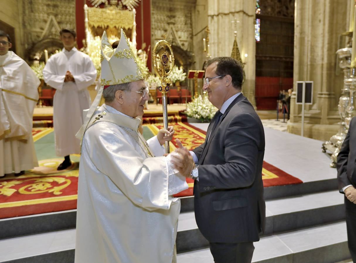 En imágenes: misa por el VI centenario de la Esperanza de Triana en la Catedral de Sevilla