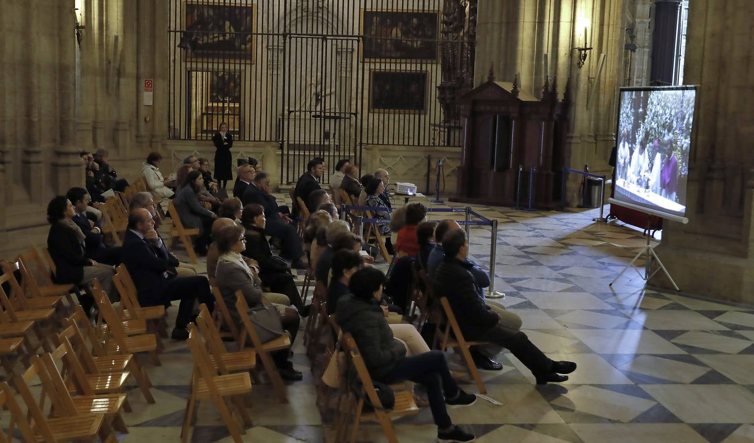 En imágenes: misa por el VI centenario de la Esperanza de Triana en la Catedral de Sevilla