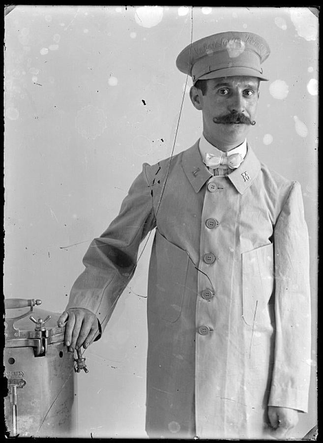 Empleado del Laboratorio Municipal de Higiene (ca. 1910) fotografiado por Casiano Alguacil. Archivo Municipal de Toledo.. 