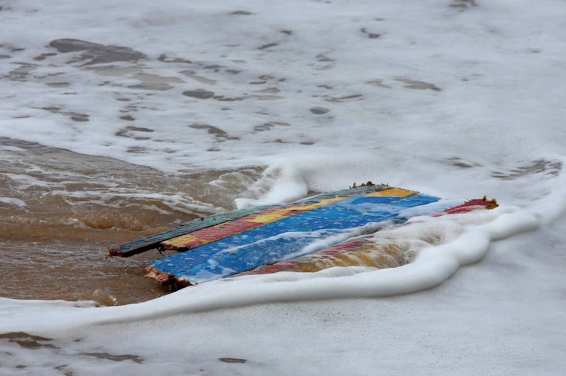 Imágenes de la llegada de la patera a Los Caños