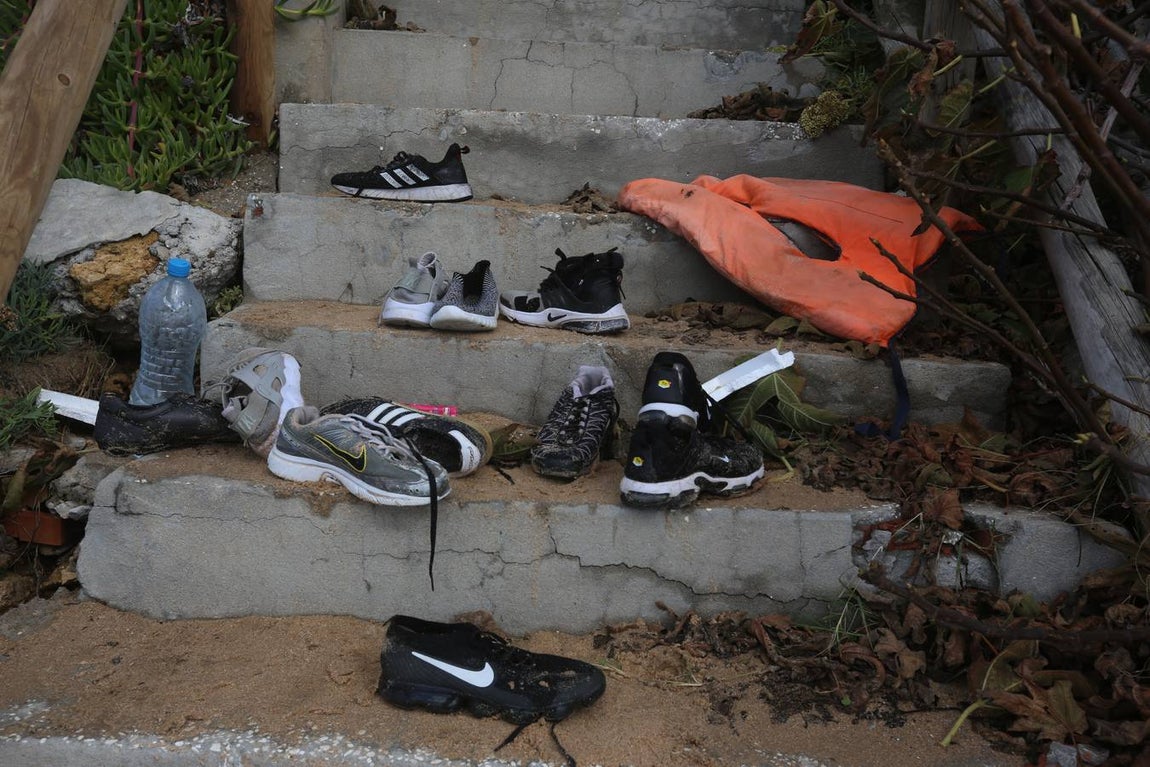 Imágenes de la llegada de la patera a Los Caños