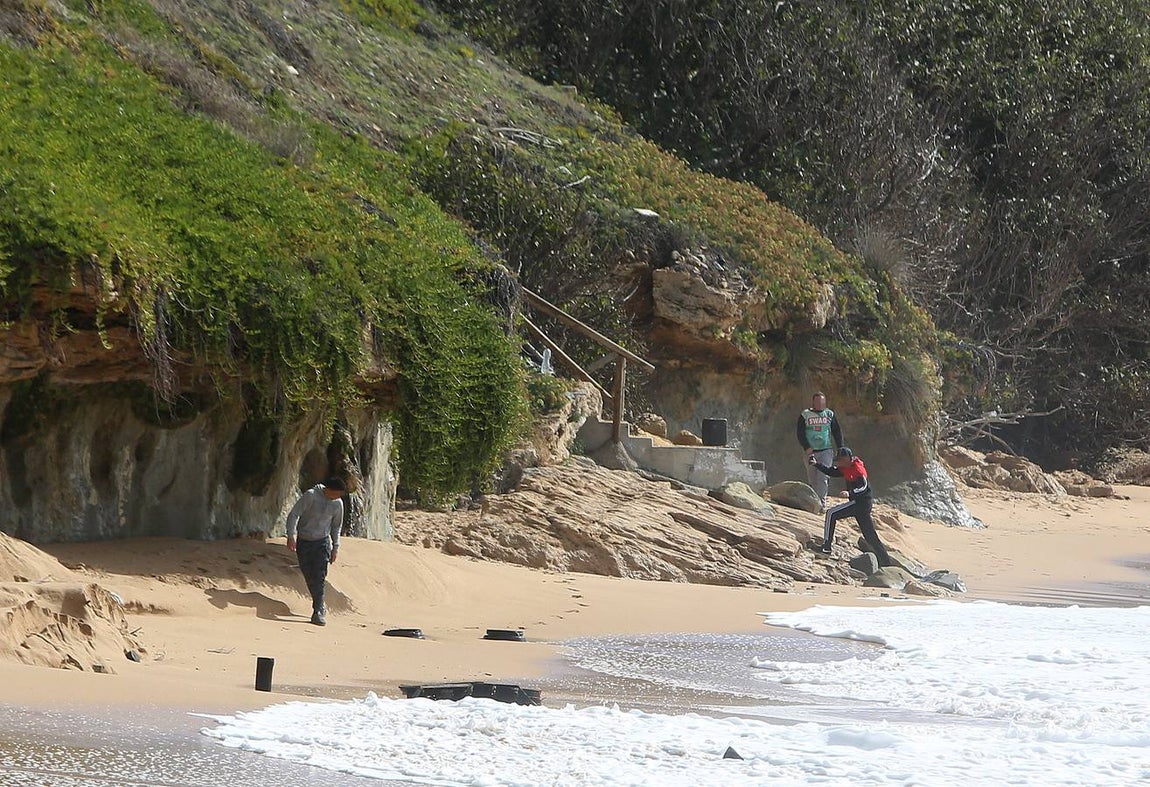 Imágenes de la llegada de la patera a Los Caños
