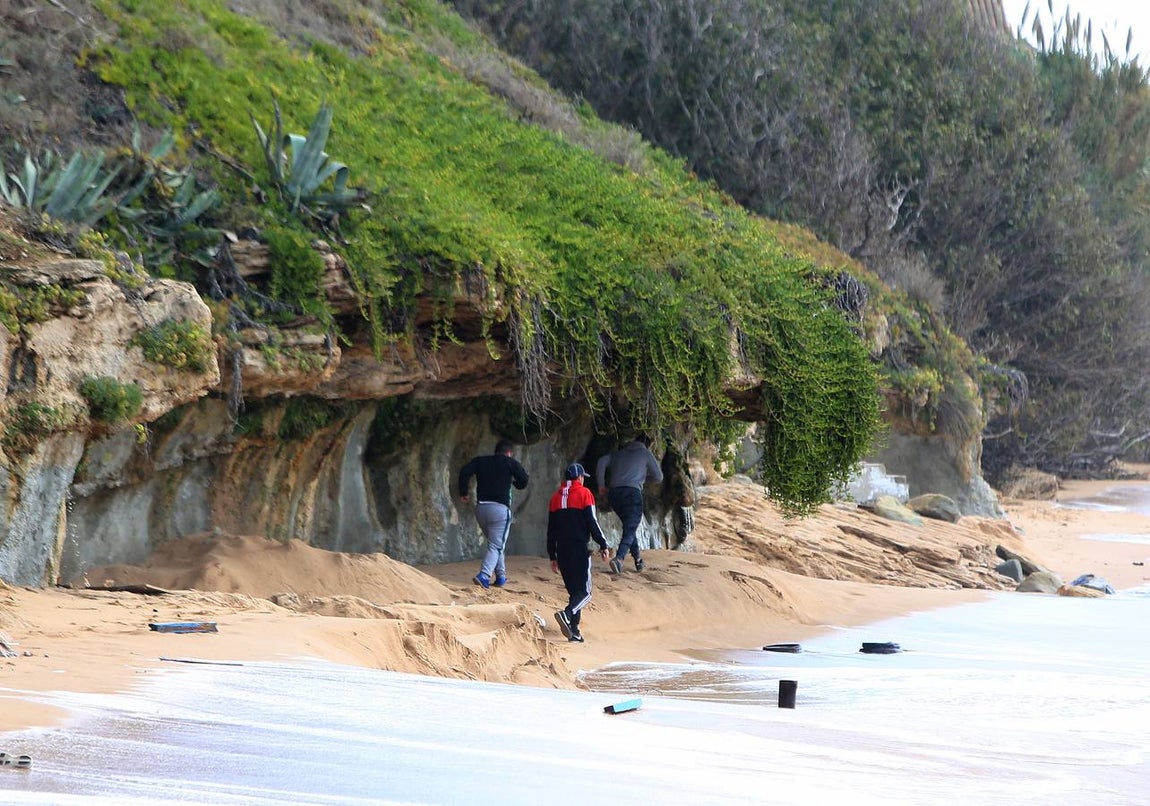 Imágenes de la llegada de la patera a Los Caños