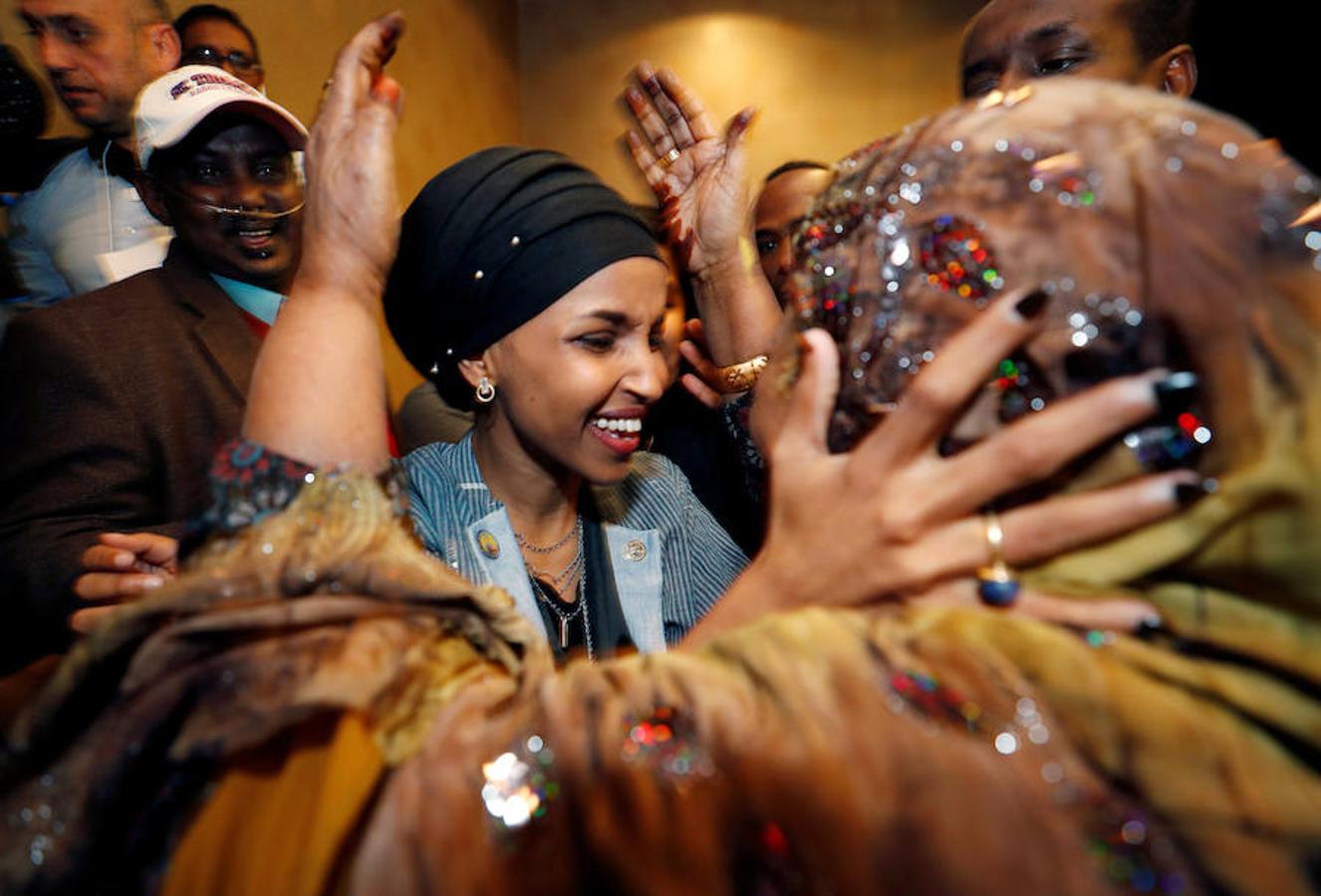 Las elecciones legislativas de EE.UU., en imágenes. La candidata demócrata Ilhan Omar, una de las dos primeras mujeres musulmanas en la Cámara de Representantes celebra la victoria junto a su suegra