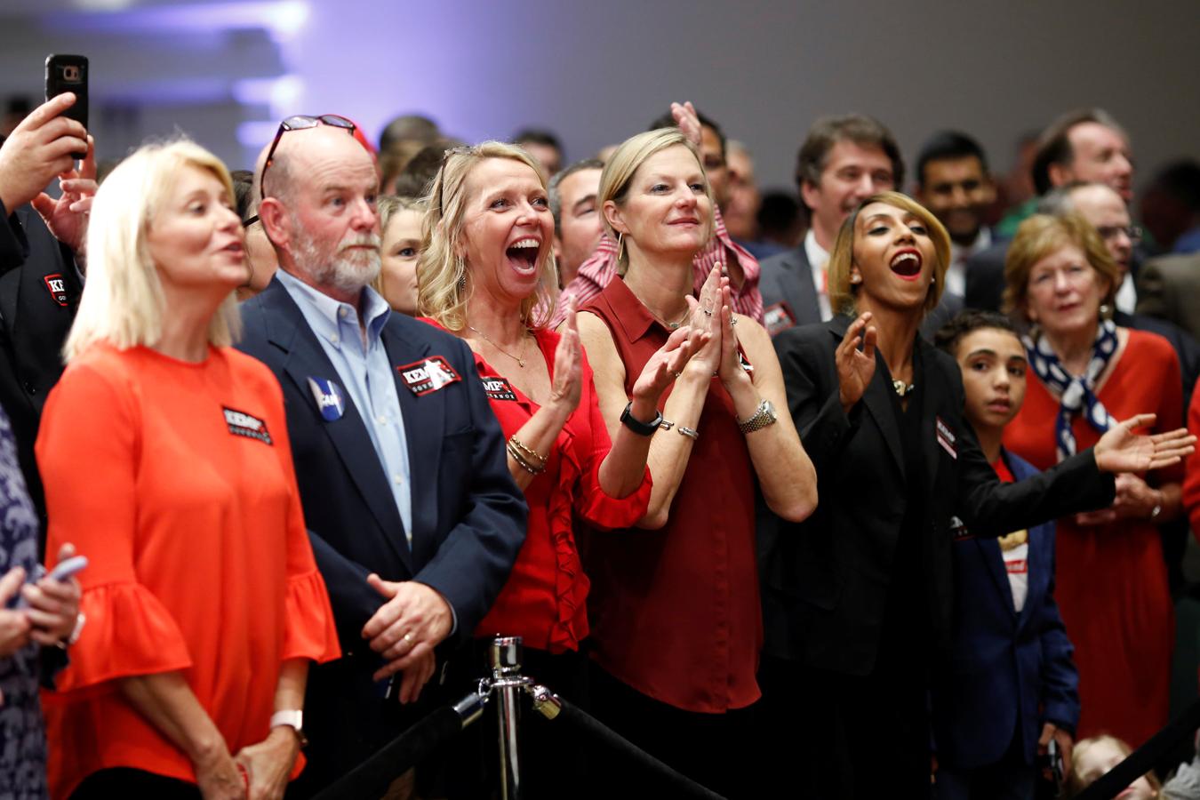 Las elecciones legislativas de EE.UU., en imágenes. La audiencia aplaude mientras llegan los números de las elecciones durante la noche electoral de Brian Kemp, candidato presidencial republicano en Georgia