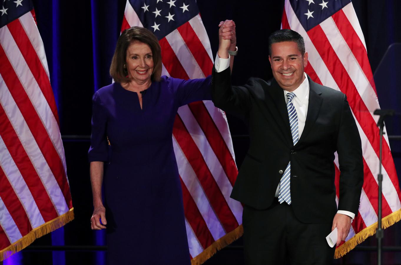 Las elecciones legislativas de EE.UU., en imágenes. La líder de la Minoría Demócrata de la Cámara de los Estados Unidos, Nancy Pelosi, celebra los resultados de las elecciones con el presidente del Comité de Campaña del Congreso Demócrata (DCCC), Ben Ray Lujan