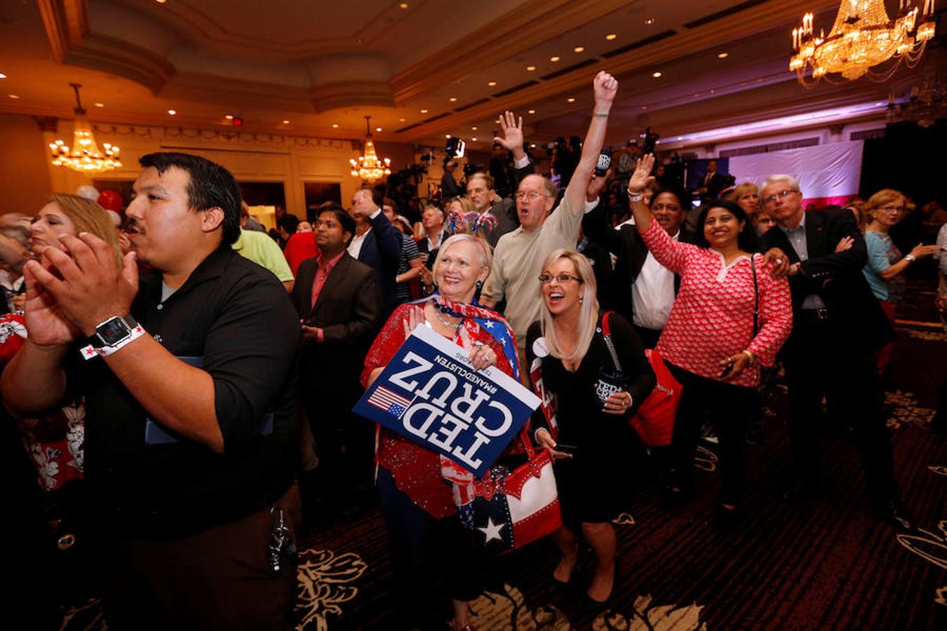 Las elecciones legislativas de EE.UU., en imágenes. Seguidores del congresista Ted Cruz celebran la victoria del político en Texas