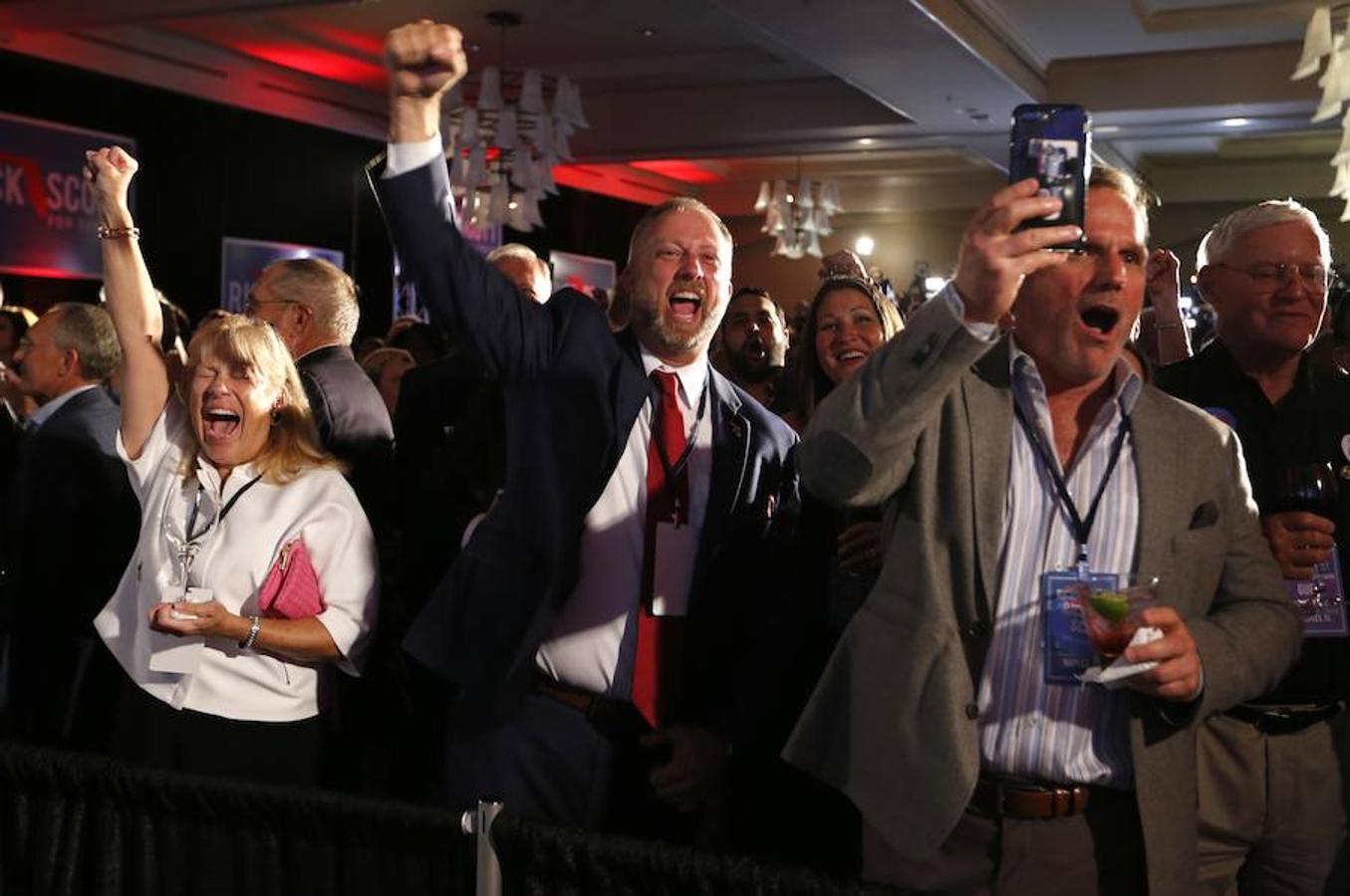 Las elecciones legislativas de EE.UU., en imágenes. Votantes republicanos celebran la victoria del candidato Rick Scott en Florida