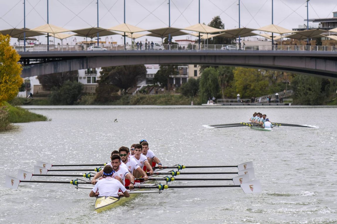 En poco más de 18 minutos, el bote del Betis completó los más de seis kiómetros que separan el Puente del Alamillo hasta el Acuario de Sevilla, con lo que recorta (30-22) la ventaja que aún mantienen los sevillistas en el palmarés histórico