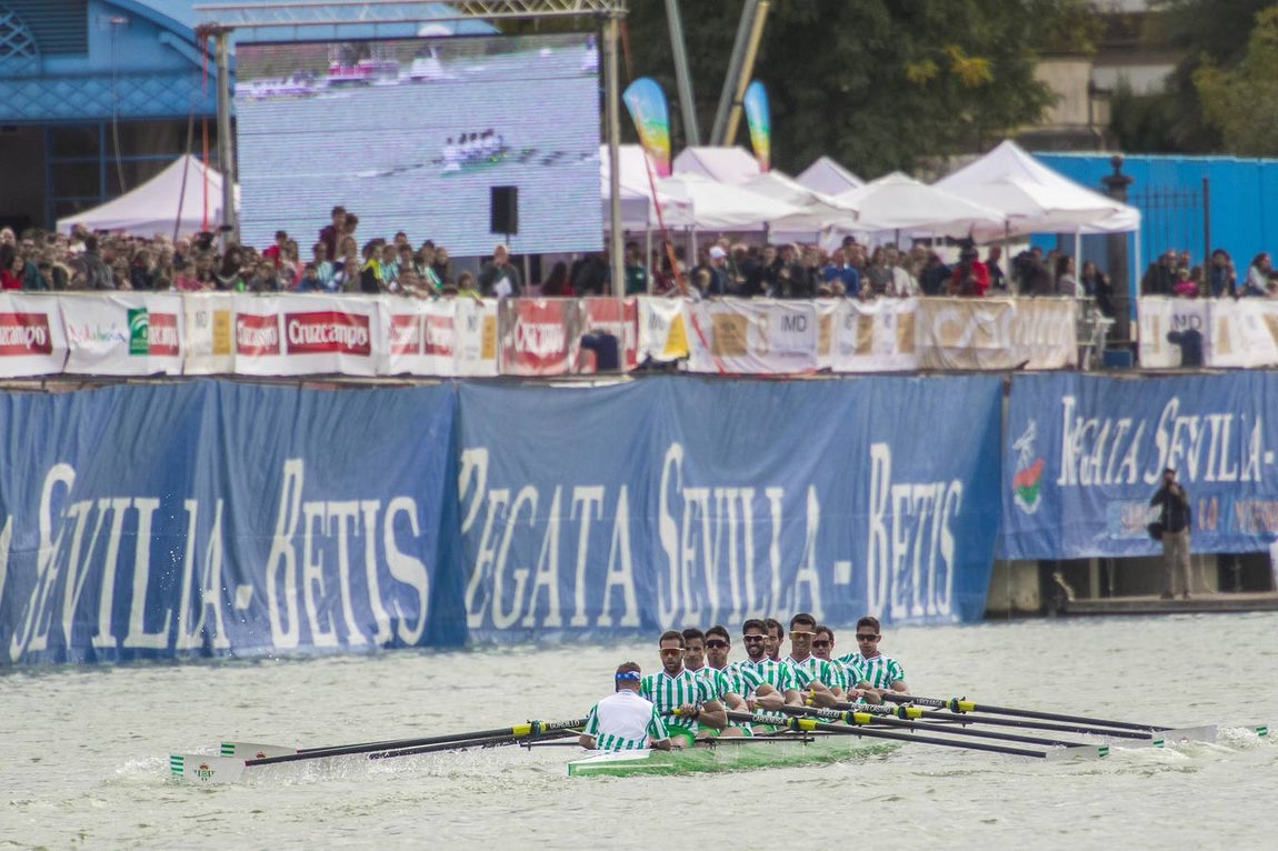 En poco más de 18 minutos, el bote del Betis completó los más de seis kiómetros que separan el Puente del Alamillo hasta el Acuario de Sevilla, con lo que recorta (30-22) la ventaja que aún mantienen los sevillistas en el palmarés histórico