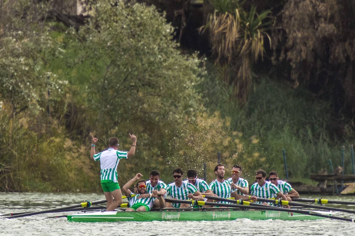 En poco más de 18 minutos, el bote del Betis completó los más de seis kiómetros que separan el Puente del Alamillo hasta el Acuario de Sevilla, con lo que recorta (30-22) la ventaja que aún mantienen los sevillistas en el palmarés histórico
