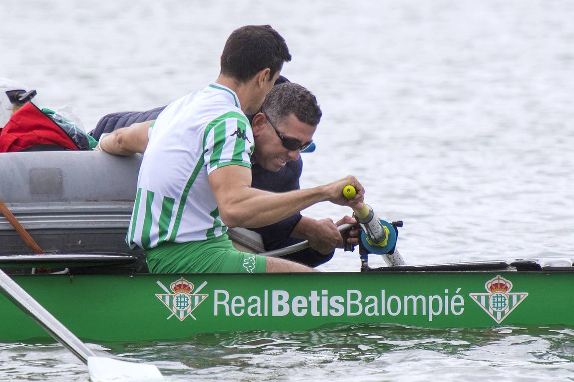 En poco más de 18 minutos, el bote del Betis completó los más de seis kiómetros que separan el Puente del Alamillo hasta el Acuario de Sevilla, con lo que recorta (30-22) la ventaja que aún mantienen los sevillistas en el palmarés histórico