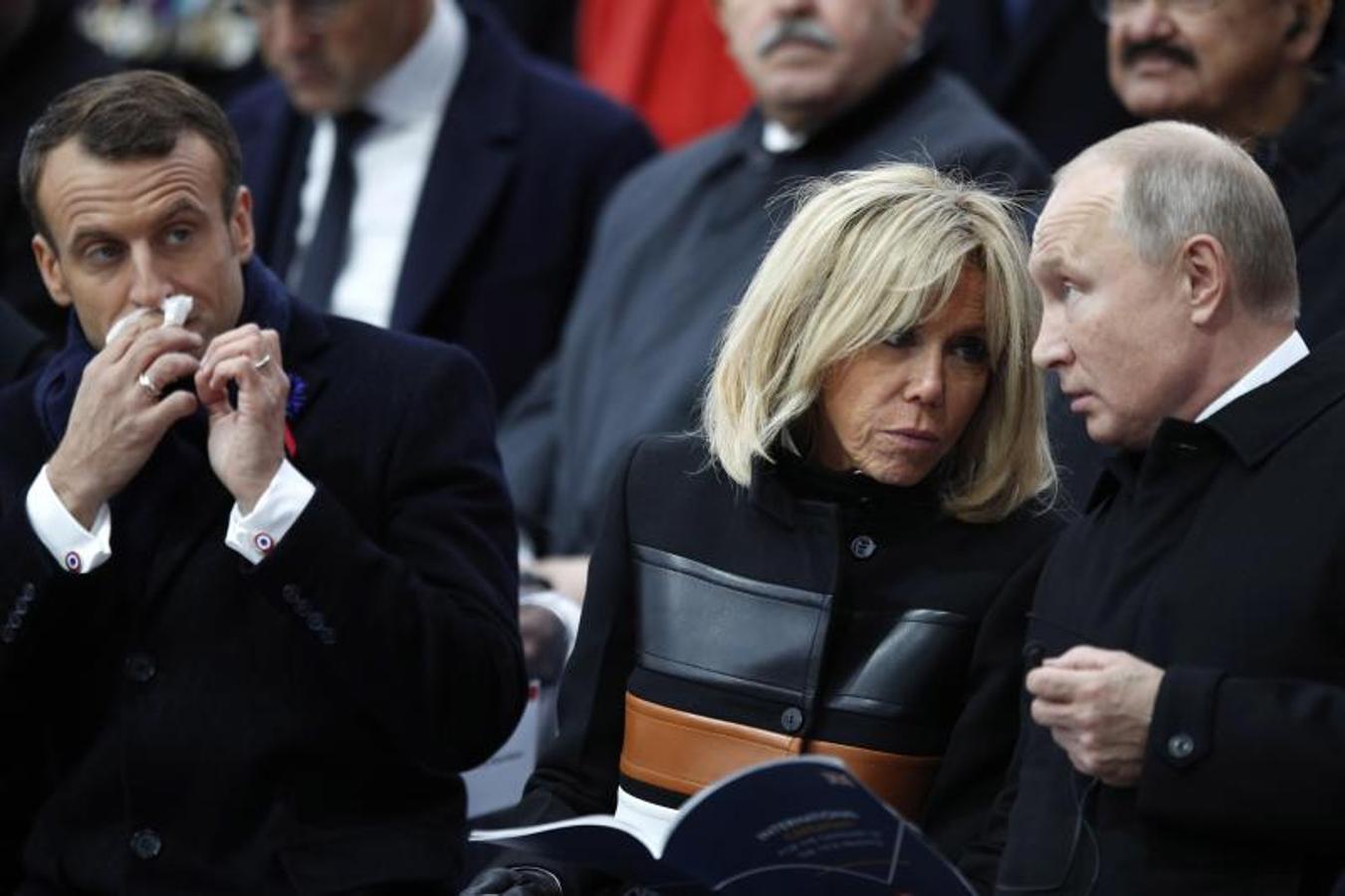 Brigitte Macron charla con el presidente ruso, Vladimir Putin