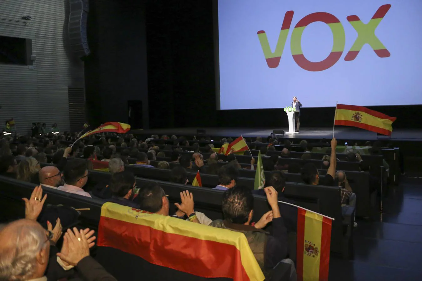 VOX reúne a casi 3.000 sevillanos en su mitin de Fibes