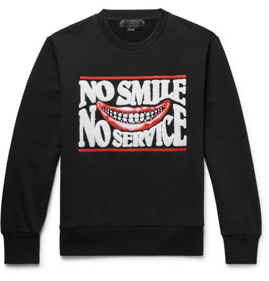 Sudadera de Stella McCartney. Para estilos más rockeros y desenfadados, el aire punk que diseñadores británicos como Stella McCartney llevan en su ADN es una fuente de inspiración perfecta. De corte regular y delgado, este modelo negro estampado sienta como un guante a hombres de constitución delgada especialmente. Precio: 685 euros.