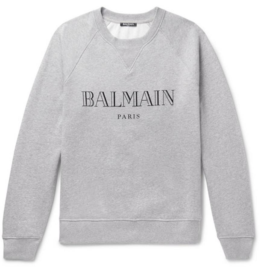 Sudadera de Balmain. La sudadera gris de cuello redondo es la madre de las sudaderas fuera del mundo deportivo. El básico por excelencia de este tipo de prendas. Y si lo rematamos con la clásica versión de Balmain con su logo al frente el resultado no puede ser mejor. Precio: 525 euros.