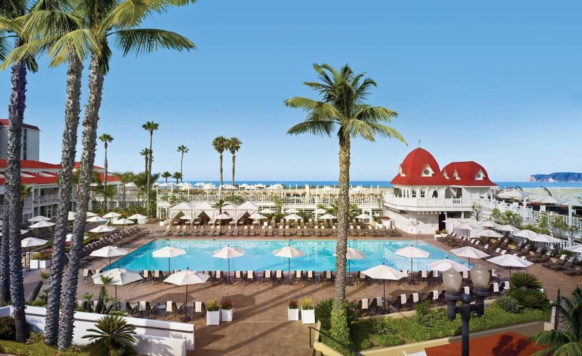 Piscina. El Hotel del Coronado fue construido hace ya dos siglos y cuenta con comodidades modernas lujosas como por ejemplo esta piscina a pocos metros de mar.