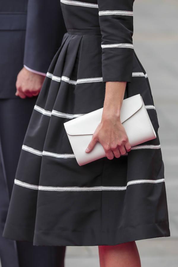 La Reina Letizia se apunta al «black &amp;amp; white» con un Carolina Herrera en Perú