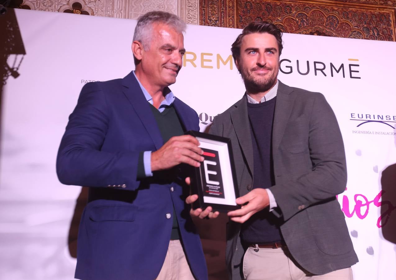 Jorge Corpas, gerente de Global de Bebidas, entrega el premio Gurmé Cádiz 2018 correspondiente al público a Puerto Escondido, en El Puerto. Recoge el premio Pablo Terrón, propietario del restaurante Puerto Escondido.. 