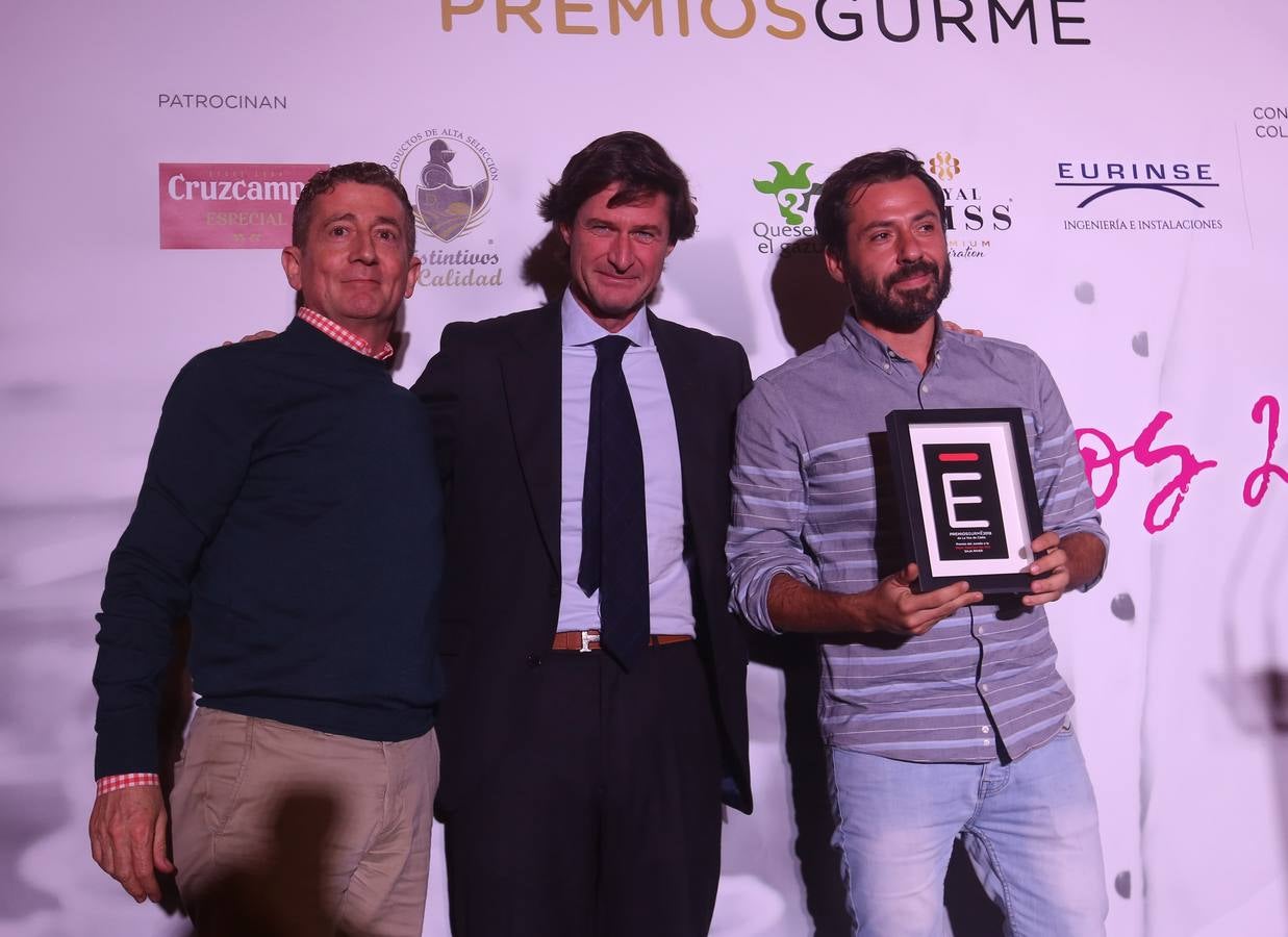 Carlos Rivas y Nuño Alonso, propietarios de SAJA RIVER, ganador del premio que concede el jurado profesional, con el director comercial de LA VOZ, Guillermo Silóniz.. 