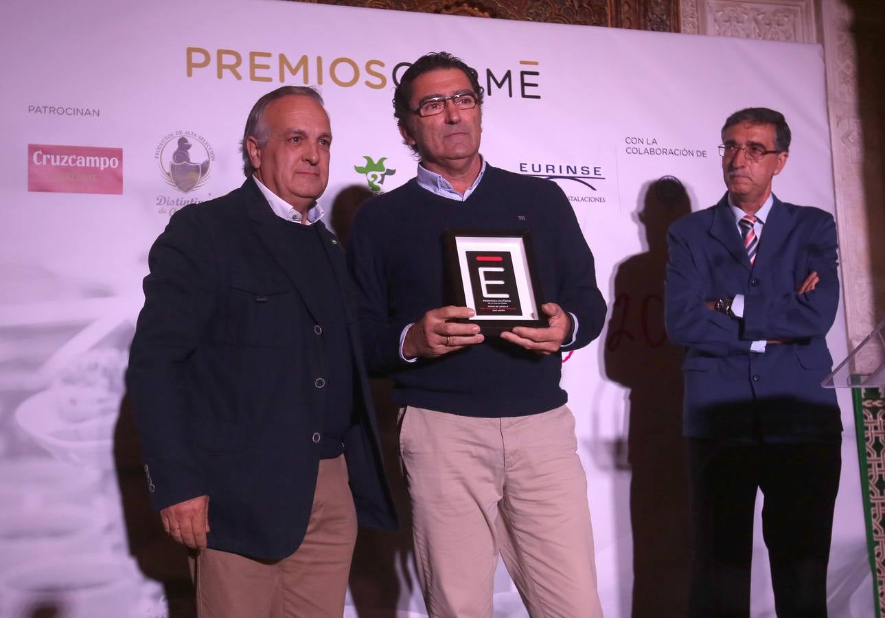 Vicente Fernández, Profesor de Hostelería, 'Instituto Alminares', entrega el premio Gurmé Cádiz 2018 correspondiente al Jurado profesional a Bar Jamón, de El Puerto. Recoge el premio Pepe Fernández, propietario del restaurante Bar Jamón.. 