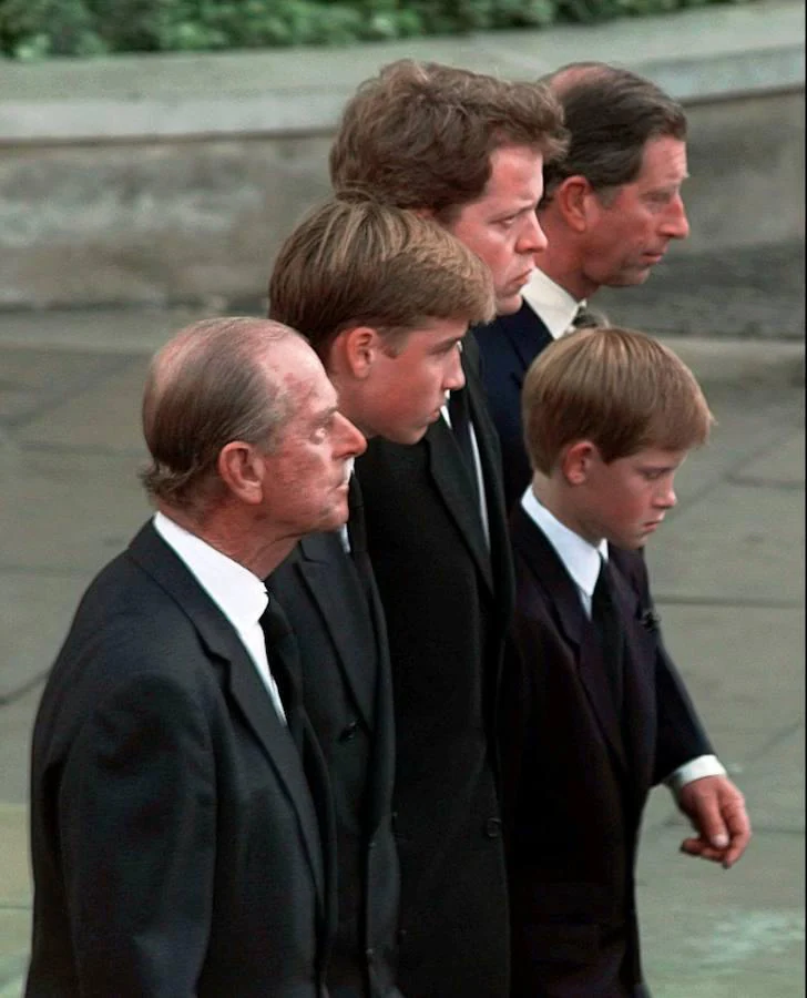 Con los Príncipes Harry y Guillermo y Felipe de Edimburgo en el funeral de Diana de Gales. 