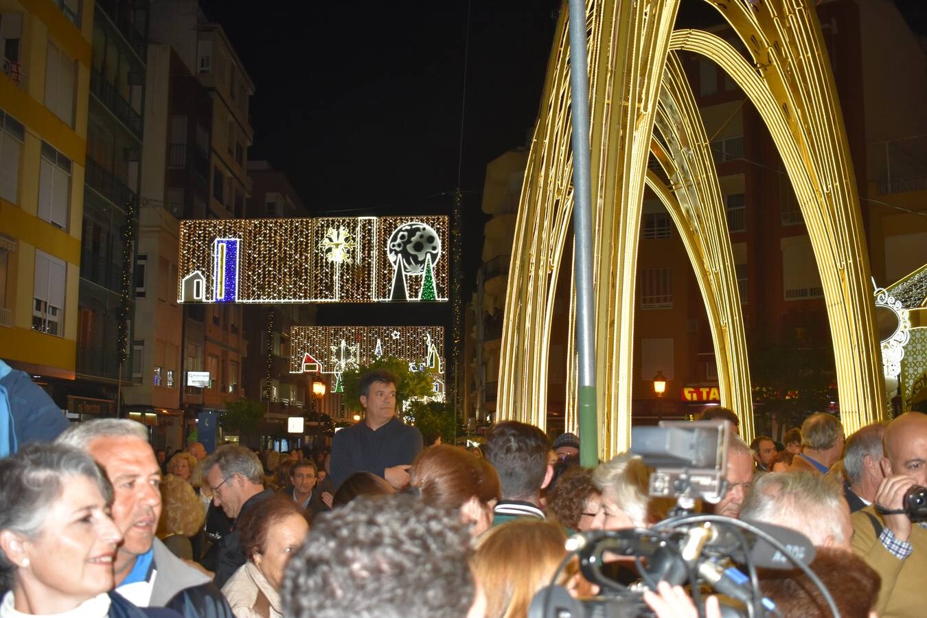 La iluminación navideña de Puente Genil, en imágenes