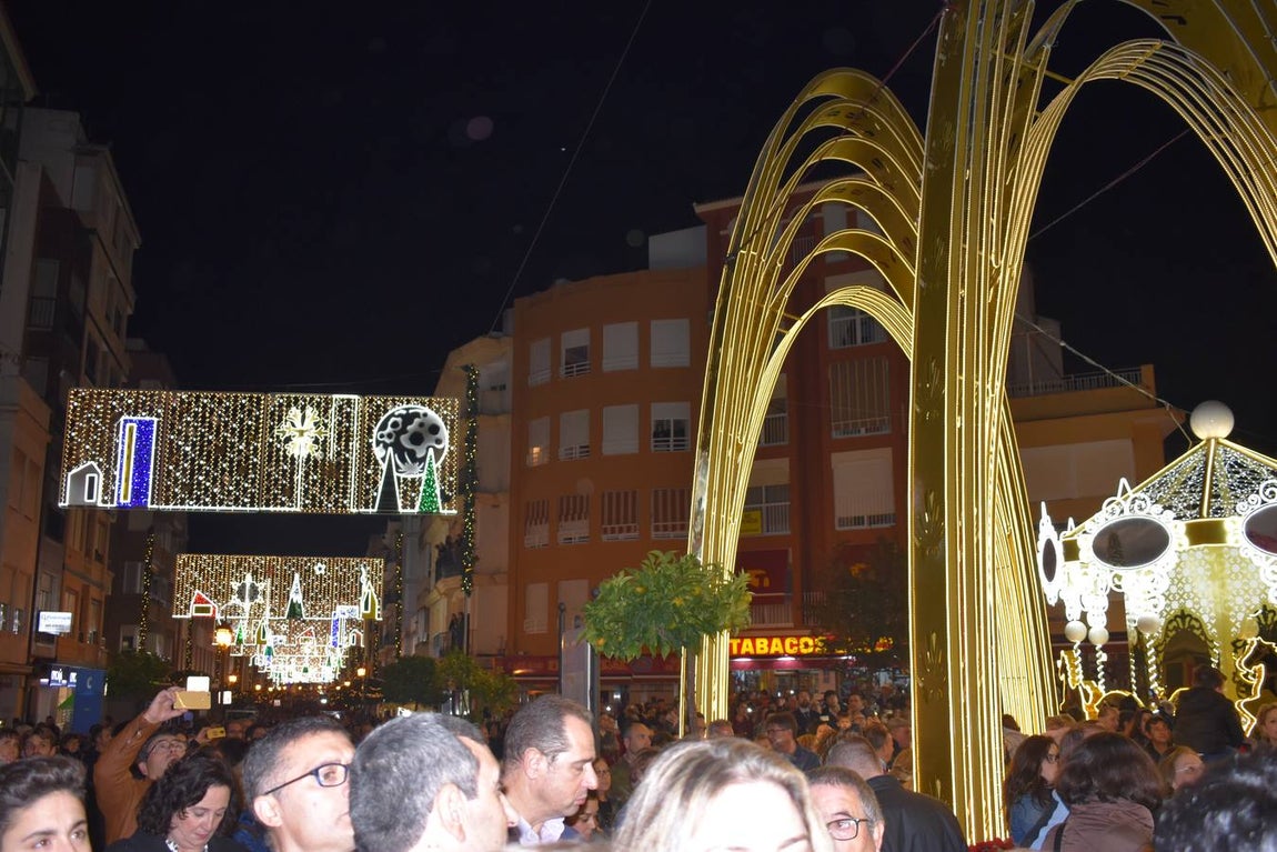 La iluminación navideña de Puente Genil, en imágenes