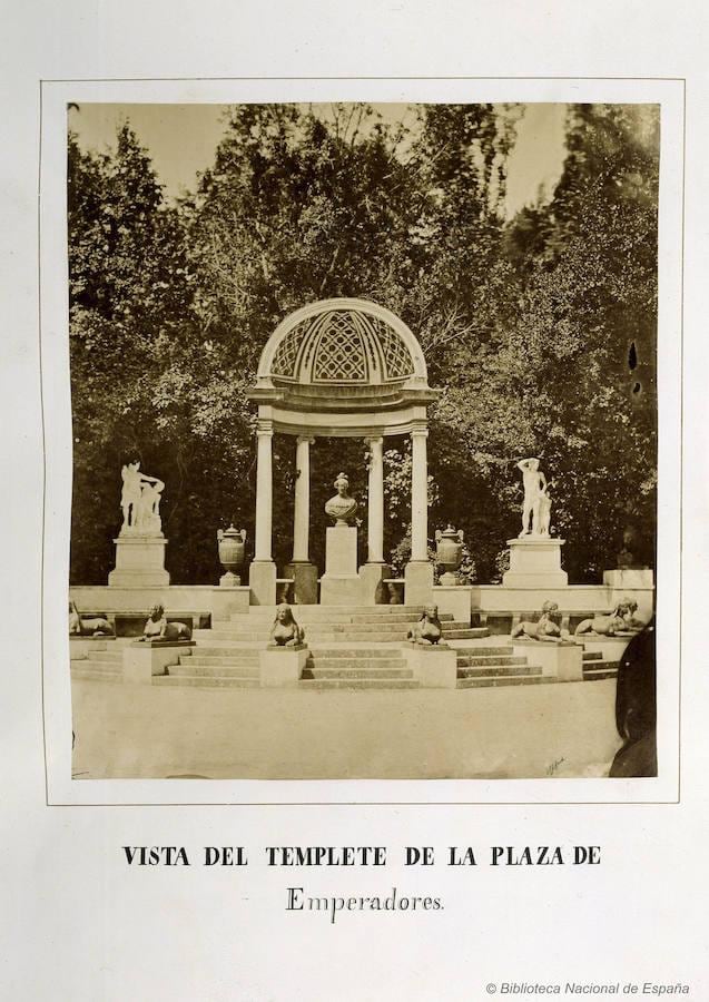 4.. Charles Clifford. Vista del templete de la plaza de Emperadores. 1856.