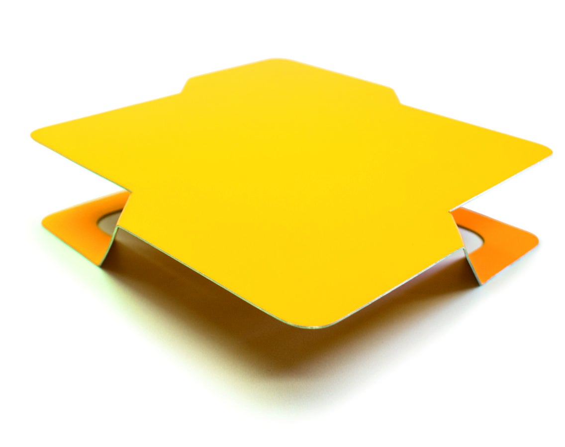 Mesa Laurent Dif. Realizada enteramente de una única pieza metálica, la mesa Parrot del diseñador francés Laurent Dif experimenta con formas nuevas que se pliegan sobre sí mismas. El lacado en esta tonalidad la convierte en una pieza a destacar en cualquier sala de estar.