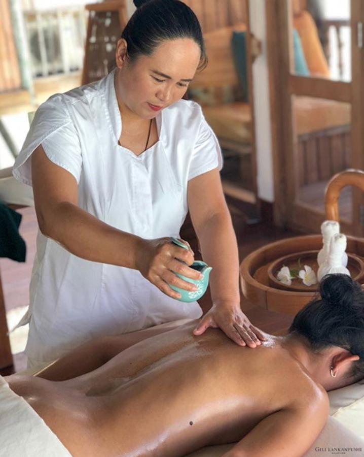 Masaje en Maldivas. Si vas a Maldivas, es fundamental probar uno de estos masajes inspirados en la hostilidad y las técnicas tailandesas.  Estas sesiones de masaje se realizan en áreas privadas para sentir el contacto con la naturaleza.