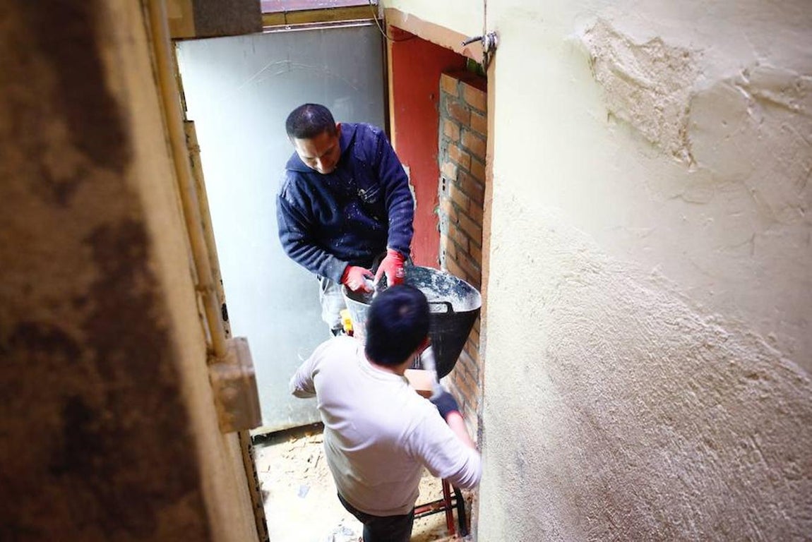 1.. Los albaniiles tapian la puerta del punto negro que traía de cabeza desde hace más de un año a los residentes de Tesoro, 28.