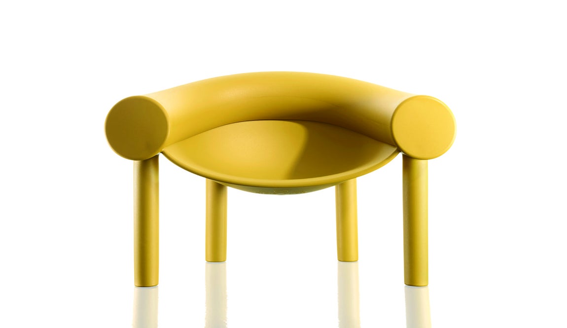 Butaca de Magis. Formas divertidas, materiales de última generación y diseños impactantes y cómodos hacen de Magis una de las productoras más atrevidas en el mundo del mobiliario moderno. La butaca Sam resulta llamativa y curiosa por incorporar una forma rígida que se adapta perfectamente al cuerpo humano.