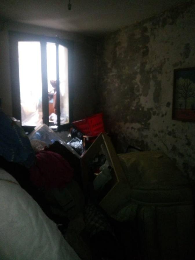 4.. Estado de una de las habitaciones, con las paredes llenas de humedad