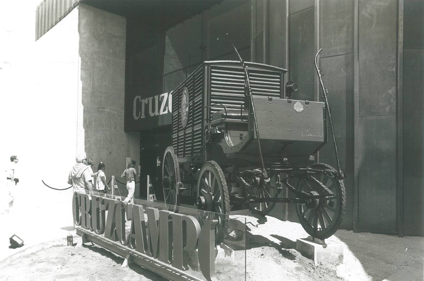 Señas de identidad. Uno de los carros de reparto  con tracción de sangre que componen la colección histórica de la empresa en la puerta del pabellón