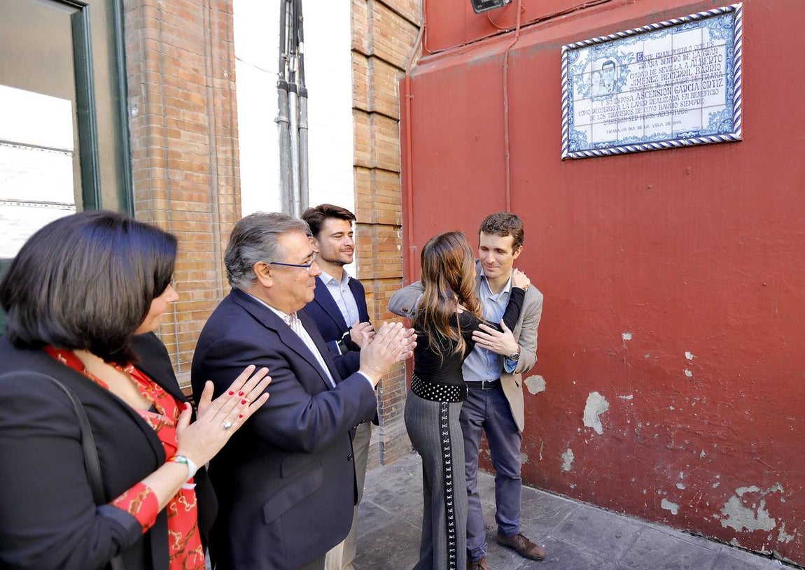 La visita de Pablo Casado al mercado de abastos de Triana