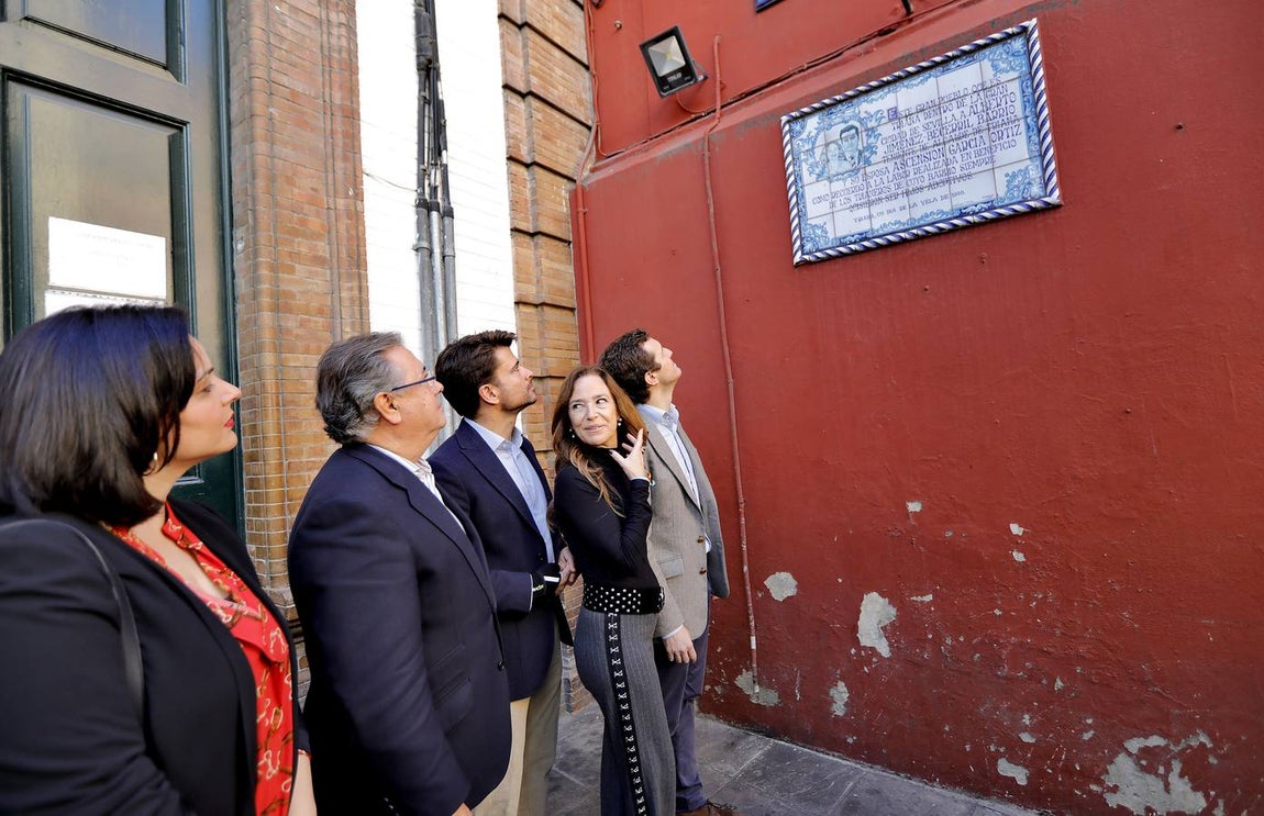 La visita de Pablo Casado al mercado de abastos de Triana