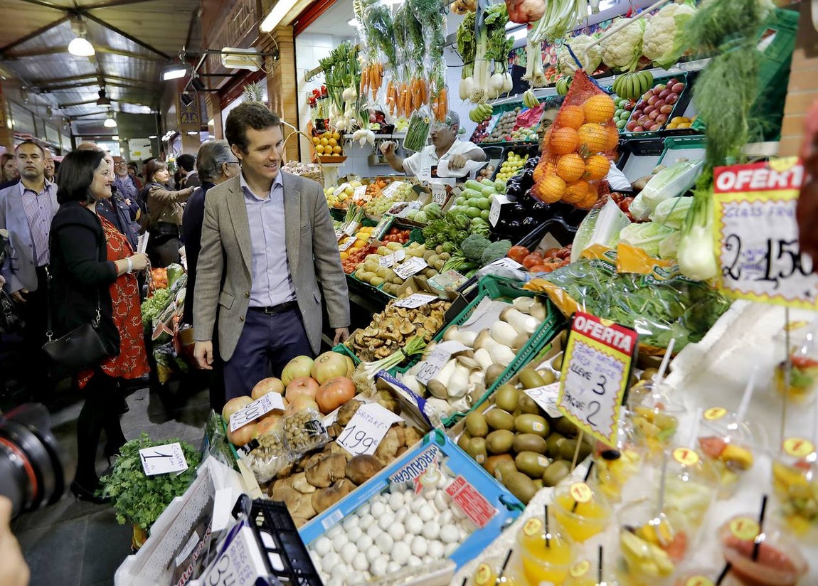 La visita de Pablo Casado al mercado de abastos de Triana