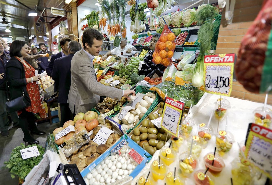 La visita de Pablo Casado al mercado de abastos de Triana