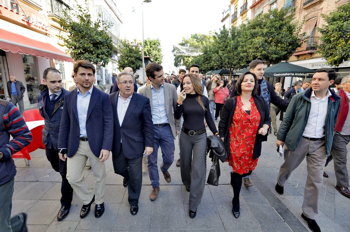 La visita de Pablo Casado al mercado de abastos de Triana