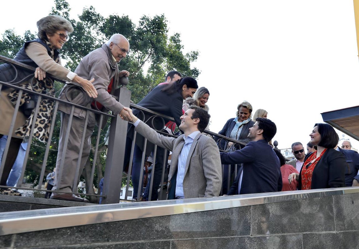 La visita de Pablo Casado al mercado de abastos de Triana