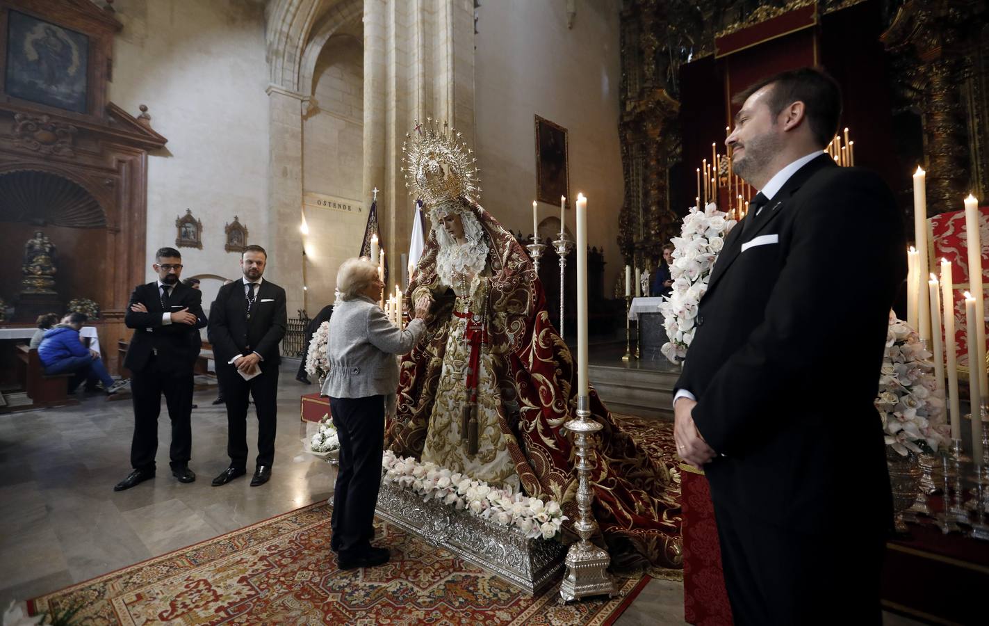 El besamanos a la Reina de los Santos Mártires, en imágenes