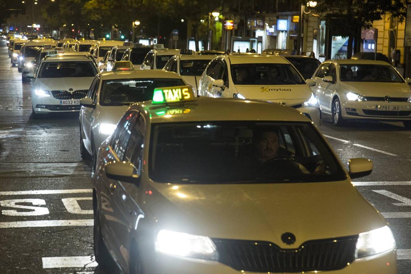 La primera manifestación de los taxistas en Sevilla colapsa varias arterias de la ciudad