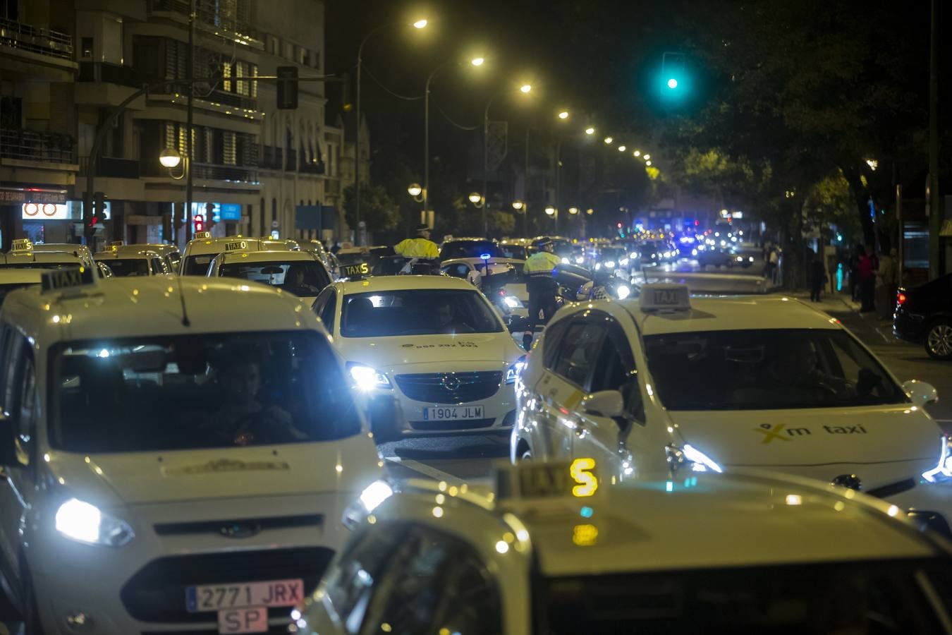 La primera manifestación de los taxistas en Sevilla colapsa varias arterias de la ciudad