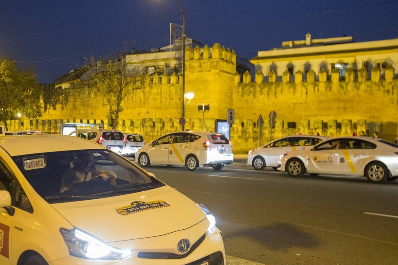 La primera manifestación de los taxistas en Sevilla colapsa varias arterias de la ciudad