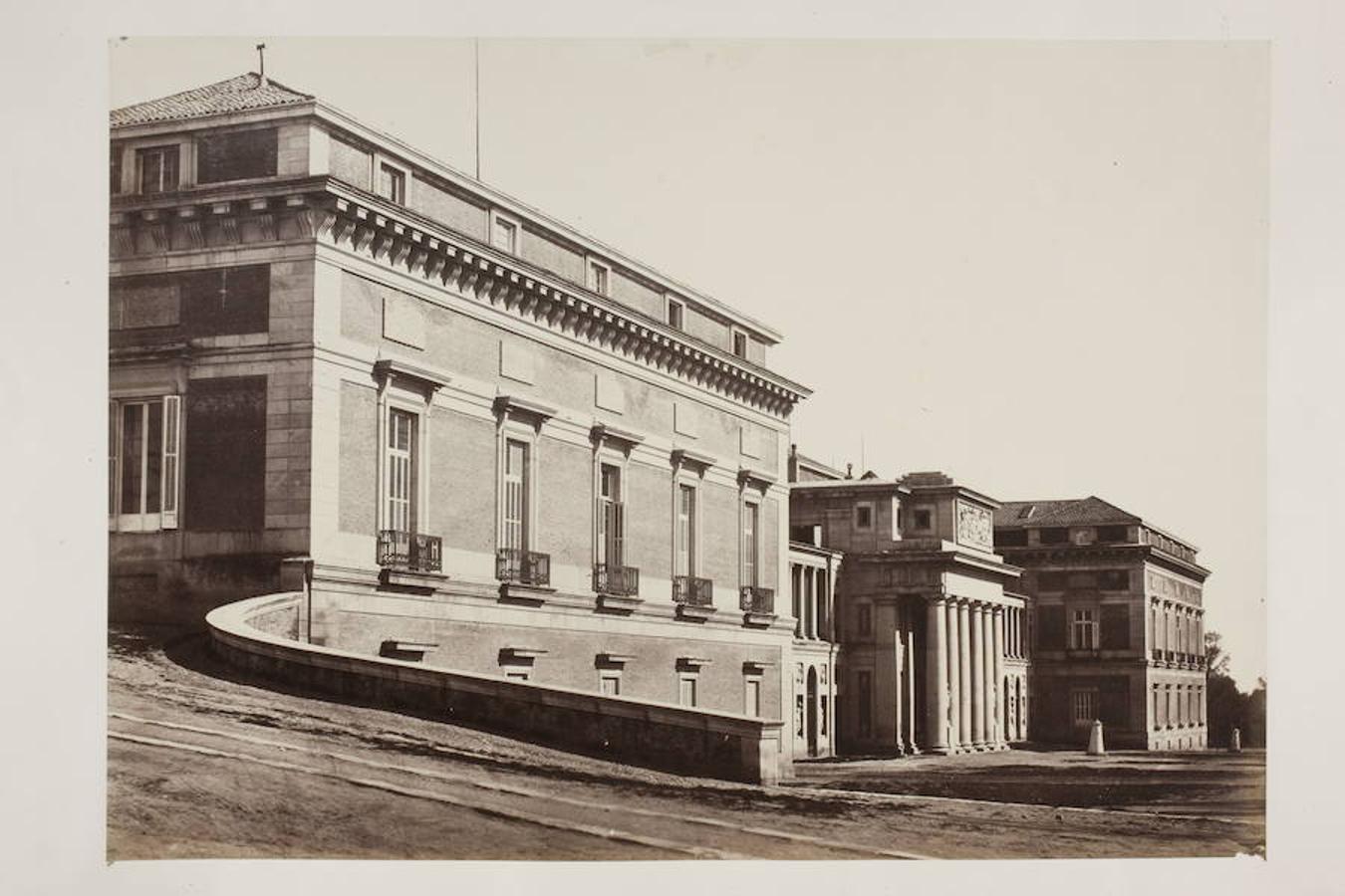 Museo del Prado, vista de la fachada oeste o de Velázquez fotografiada por Charles Clifford hacia 1857. 