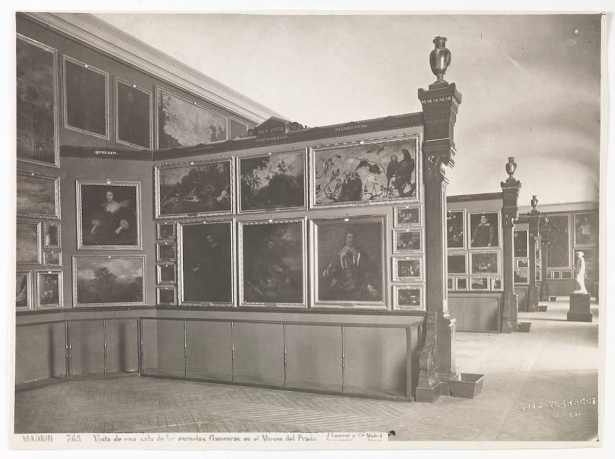 Una sala de las escuelas flamencas fotografiada por Juan Laurent y Minier en 1879. 