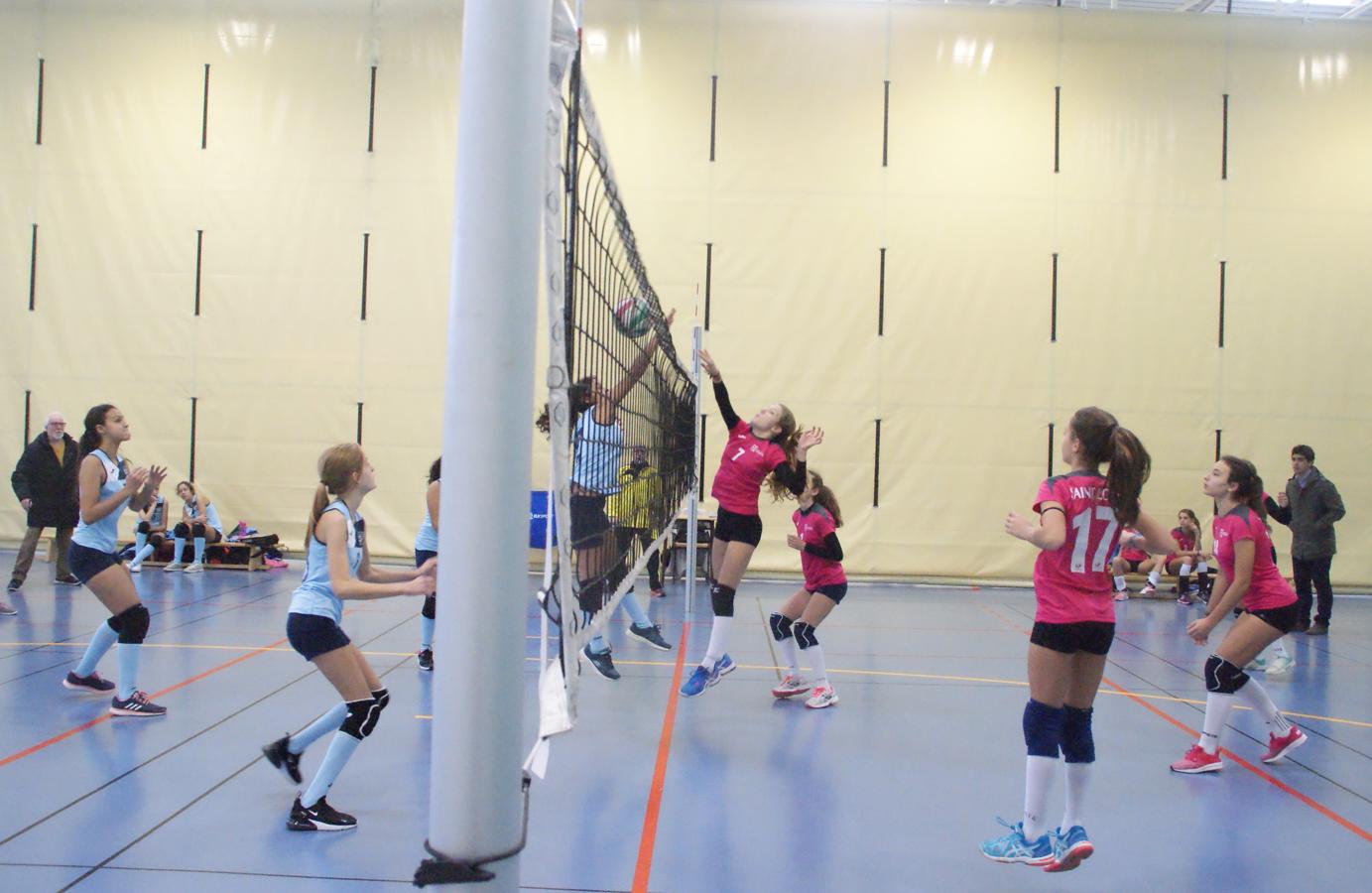 Las mejores imágenes del partido de voleibol entre Saint Louis des Français “A” y Santo Domingo Savio