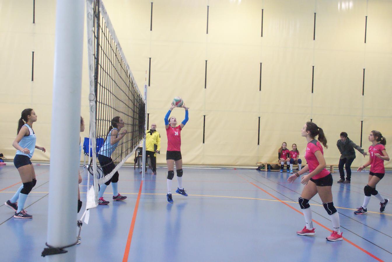 Las mejores imágenes del partido de voleibol entre Saint Louis des Français “A” y Santo Domingo Savio