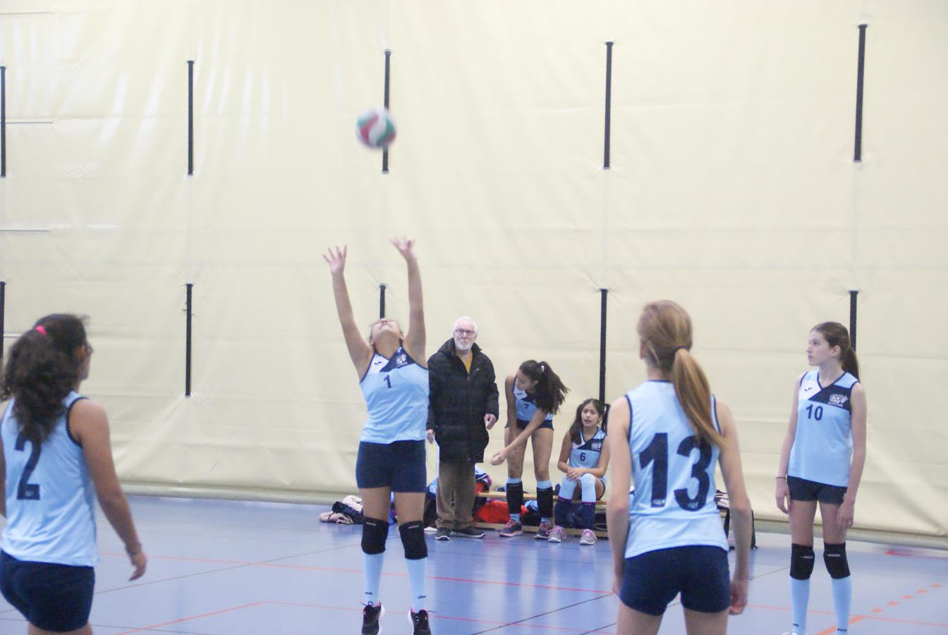 Las mejores imágenes del partido de voleibol entre Saint Louis des Français “A” y Santo Domingo Savio